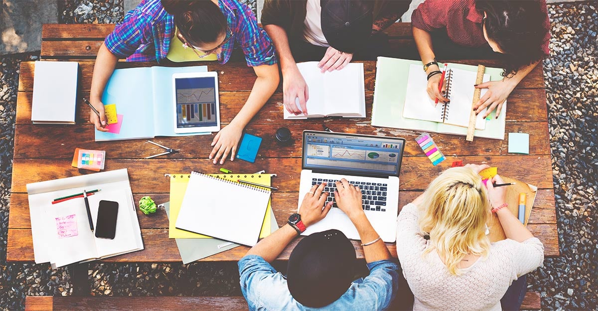 Equipos multidisciplinarios trabajando en marketing