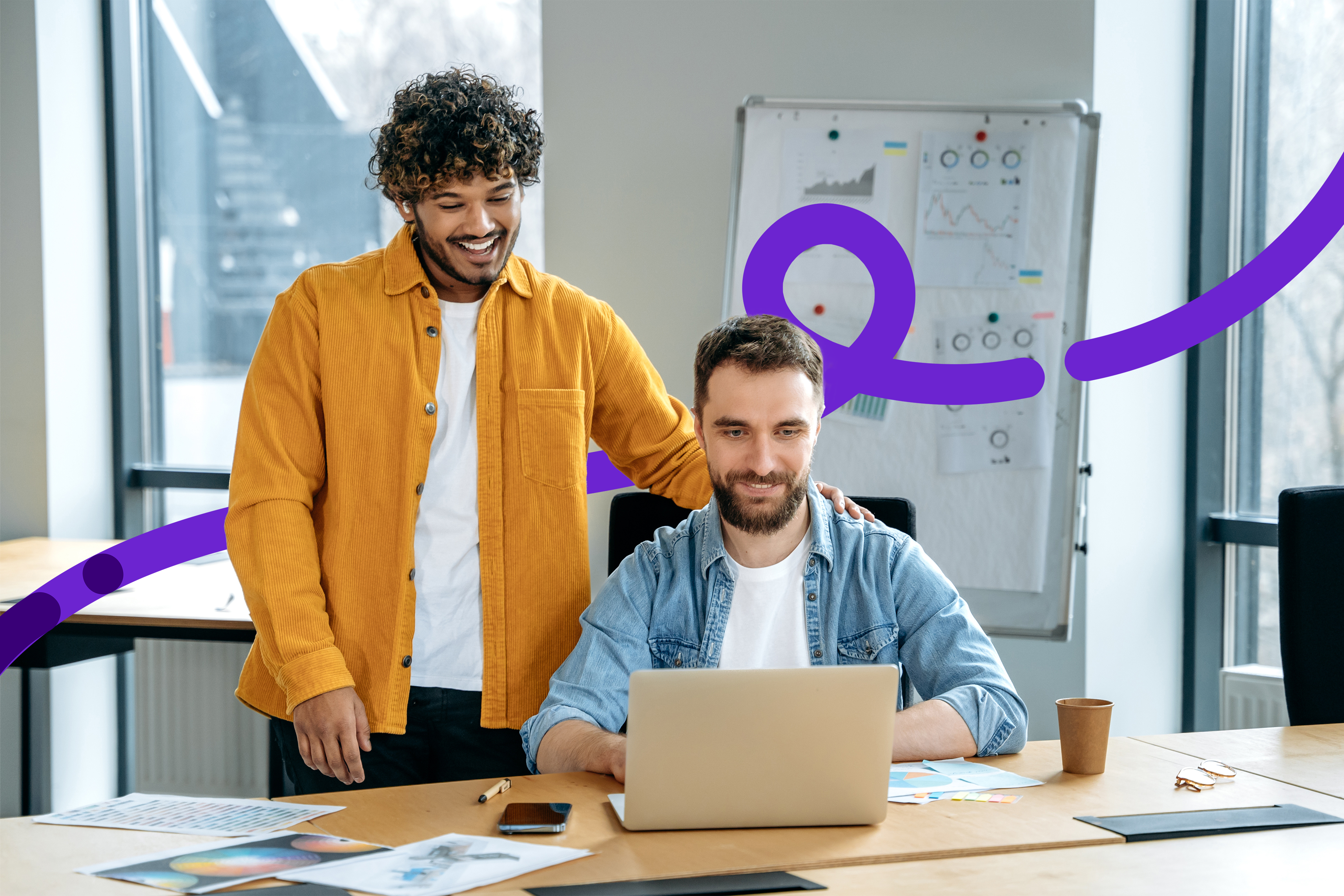 Dos arquitectos de software utilizan modelos de documentación en un proyecto de desarrollo 